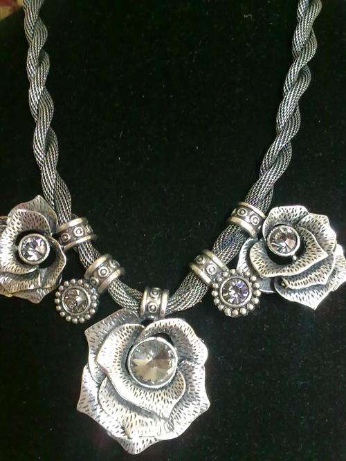 2011 HADASSAH COLLECTION!!STUNNING TIBETAN SILVER  3 FLOWERS NECKLACE