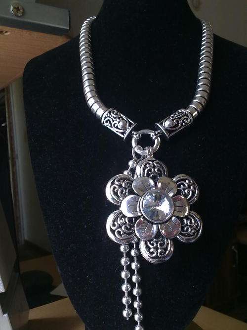 2011 HADASSAH COLLECTION!!STUNNING TIBETAN SILVER  FLOWER NECKLACE