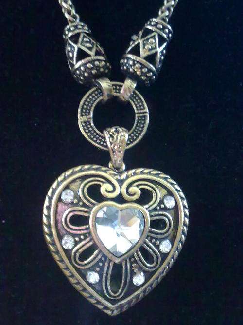 GOLD TONE STUNNING TIBETAN SILVER  DIAMANTE HEART NECKLACE
