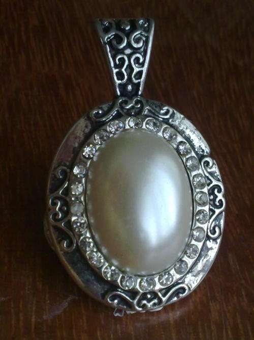 LARGE  PEARL PENDANT