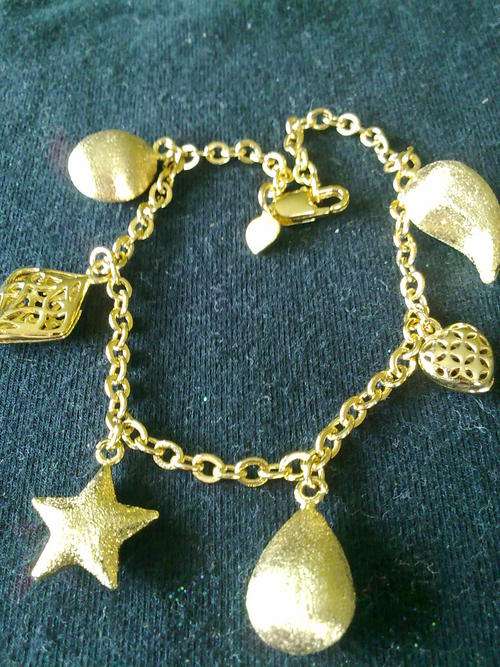2 YEAR GUARANTEE!!GORGEOUS GOLD CHARM BRACELET