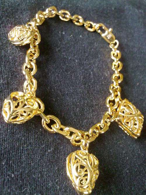 2 YEAR GUARANTEE!!GORGEOUS GOLD CHARM BRACELET
