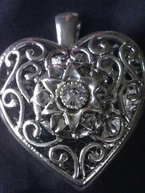 STUNNING TIBETAN SILVER LARGE DIAMANTE FLOWER HEART PENDANT