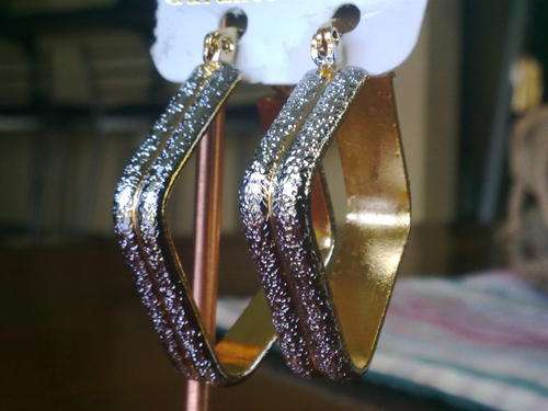 2 YEAR GUARANTEE!! NEW!! GOLD TWO TONE DIAMOND SHAPE HOOP EARRINGS