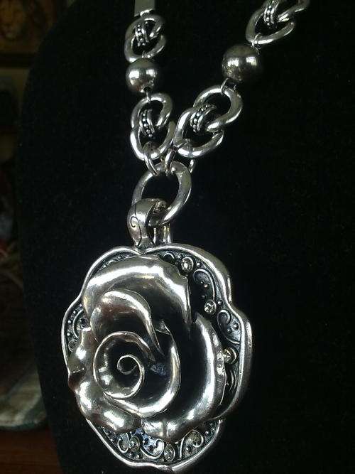 GORGEOUS DIAMANTE 3D ROSE TIBETAN SILVER NECKLACE