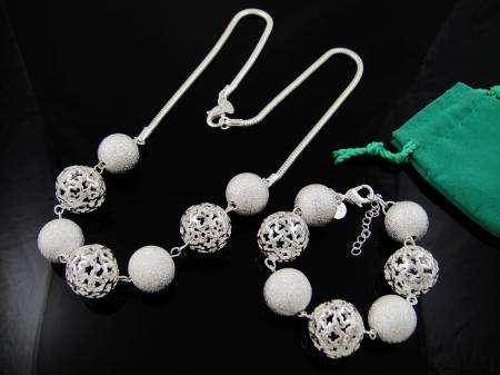 STUNNING  SILVER FILIGREE & MATT BALL CHUNKY SET 18 mm