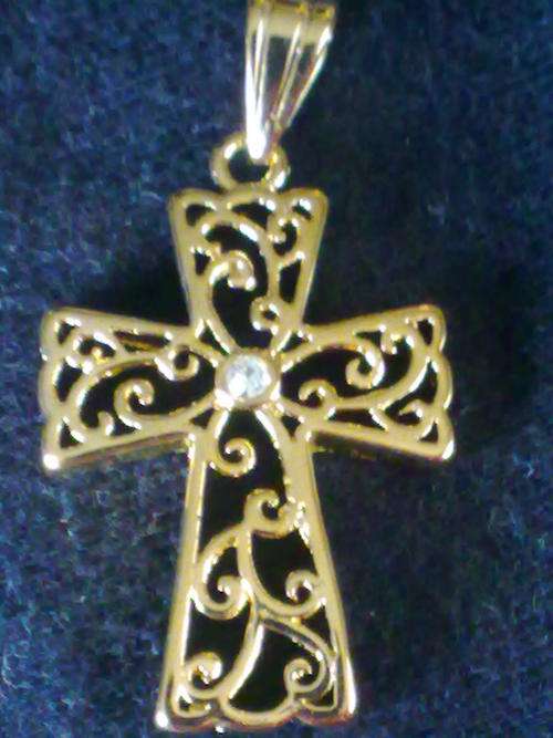 2 YEAR GUARANTEE!!GORGEOUS GOLD DIAMANTE CRUCIFIX PENDANT