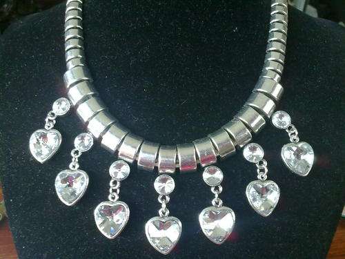 GORGEOUS!! TIBETAN SILVER DIAMANTE HEART NECKLACE