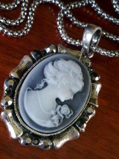 BLACK RHINESTONES GREY CAMEO LONG POPCORN NECKLACE