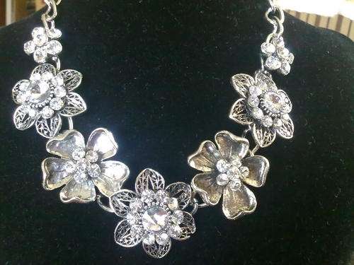 *R220* 2011 HADASSAH COLLECTION!!STUNNING!!! TIBETAN SILVER FLOWER NECKLACE