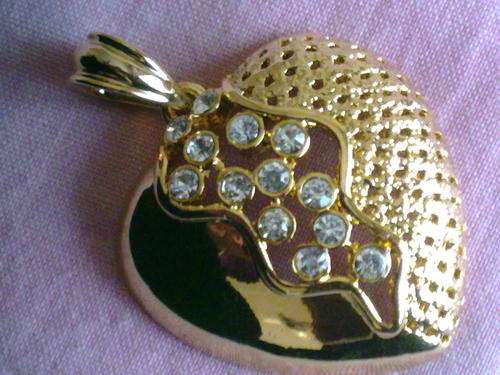 2 YEAR GUARANTEE!!GORGEOUS GOLD HEART DIAMANTE PENDANT