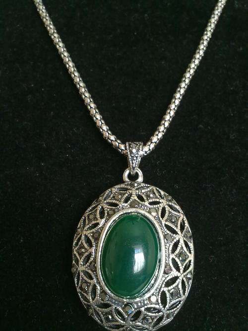STUNNING TIBETAN SILVER  MARCAZITE LOOK GREEN OVAL PENDANT POPCORN NECKLACE