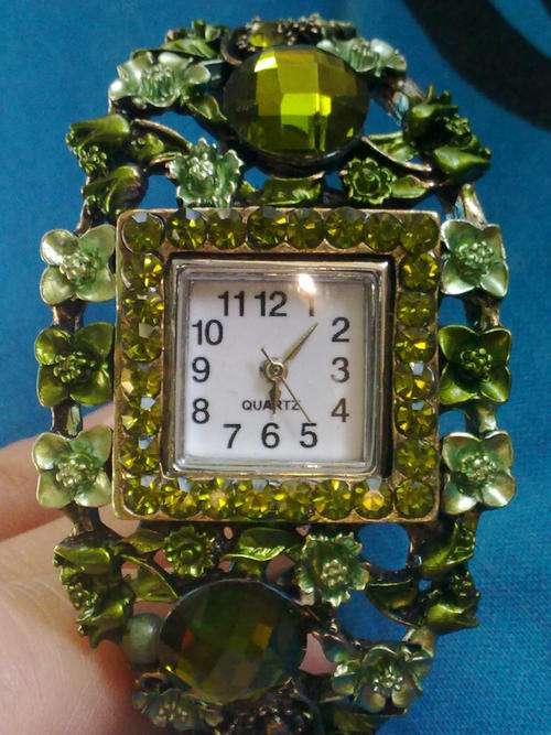 GORGEOUS EMERALD GREEN QUARTZ WATCH