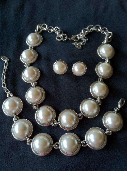 LAST SET!!!3 PIECE PEARL NECKLACE, BRACELET AND EARRINGS SET