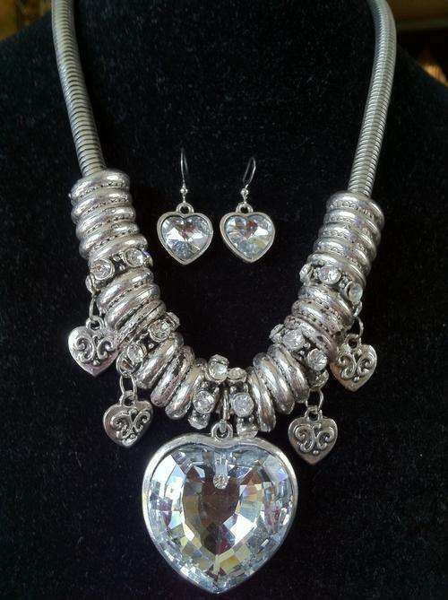 STUNNING TIBETAN SILVER CHUNKY CRYSTAL HEART PENDANT NECKLACE & EARRINGS SET