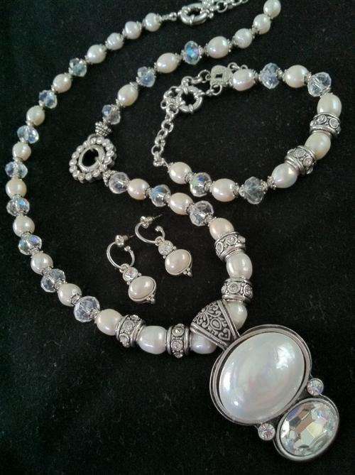 EXCLUSIVE HILDAT HANDMDE COLLECTION!! FRESHWATER PEARL PENDANT NECKLACE,BRACELET & EARRINGS SET