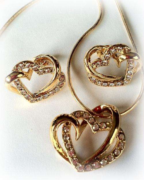GOLD EP DIAMANTE HEART PENDANT & EARRINGS SET