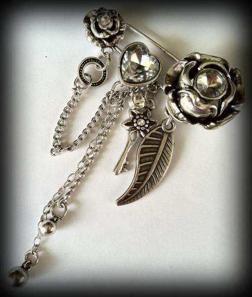 GORGEOUS DIAMANTE ROSE DANGLING CHAINS PIN BROOCH