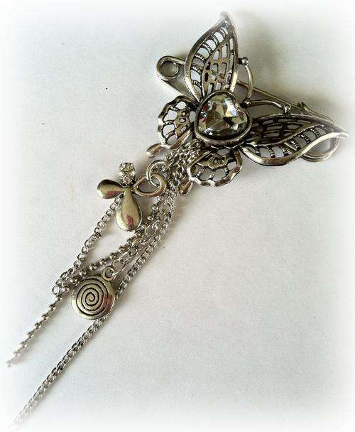 ONE ONLY!!!GORGEOUS DIAMANTE BUTTERFLY DANGLING CHAINS PIN BROOCH