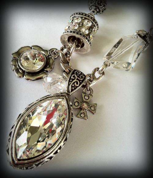 STUNNING TIBETAN SILVER  CLEAR STONE OVAL PENDANT MULTI CHARMS NECKLACE