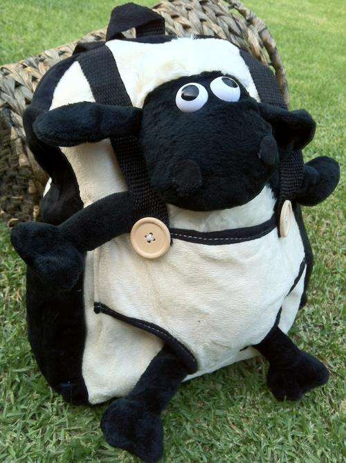 SHAUN THE SHEEP!!! BACK PACK WITH REMOVABLE SHEEP!! EVERY CHILDS NEW CRAZY FRIEND!! 33 cm