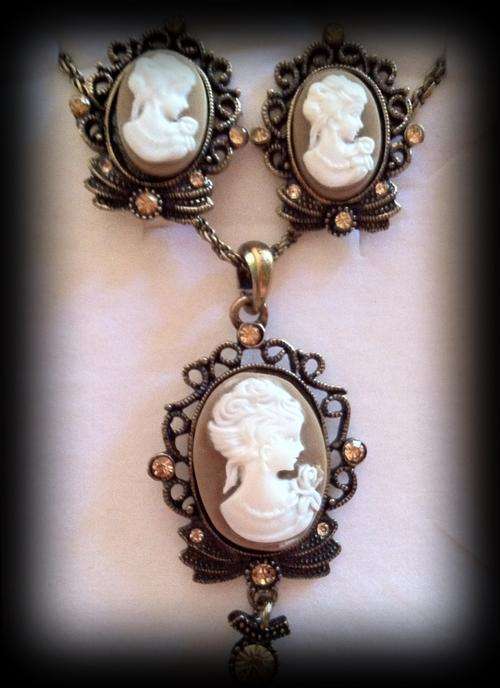 STUNNING OLD GOLD TONE CAMEO,GOLD STONES NECKLACE, EARRINGS SET