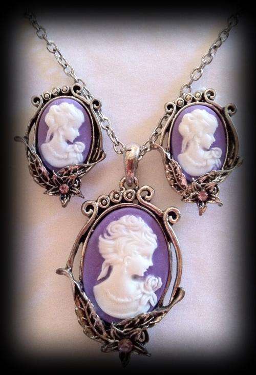 STUNNING LILAC CAMEO,LILAC STONES NECKLACE, EARRINGS SET
