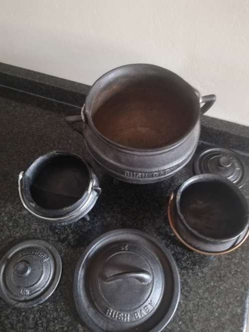 3 cast iron potjie pots