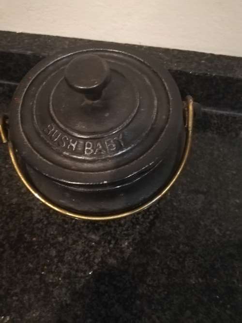 3 cast iron potjie pots