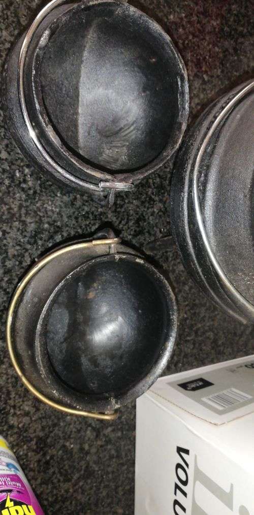 3 cast iron potjie pots