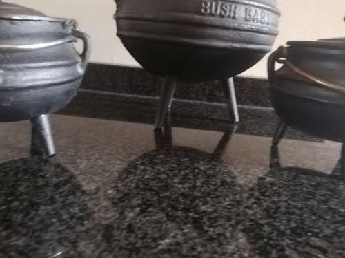 3 cast iron potjie pots