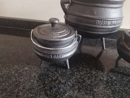 3 cast iron potjie pots