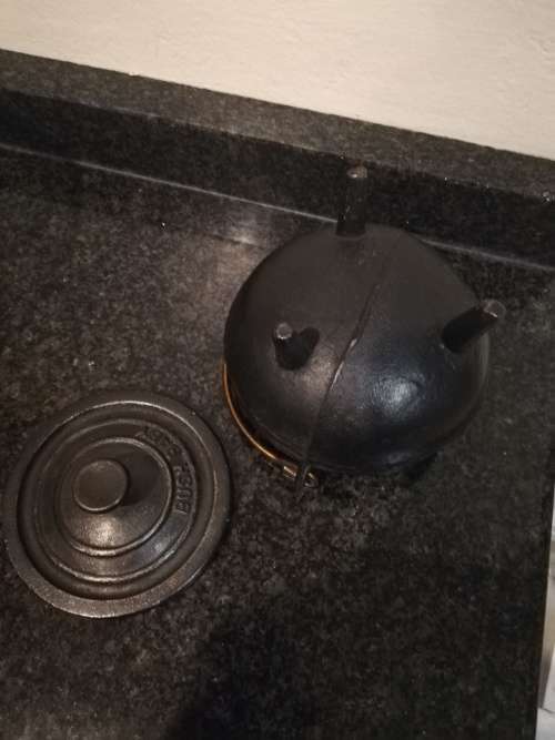 3 cast iron potjie pots