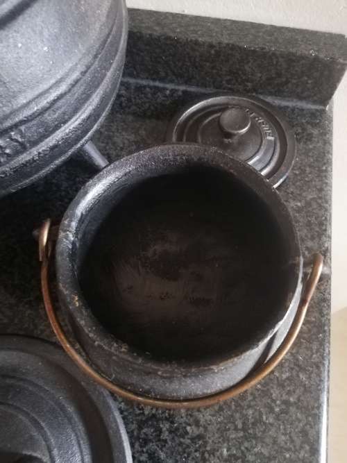 3 cast iron potjie pots