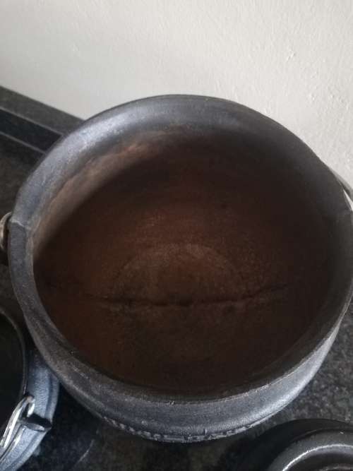 3 cast iron potjie pots