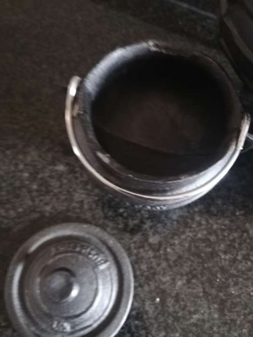 3 cast iron potjie pots