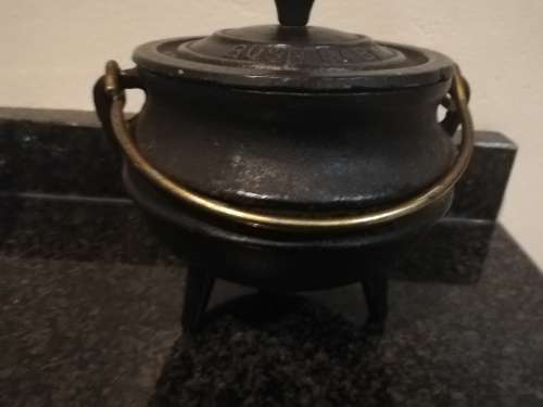 3 cast iron potjie pots
