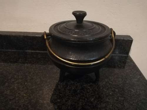 3 cast iron potjie pots