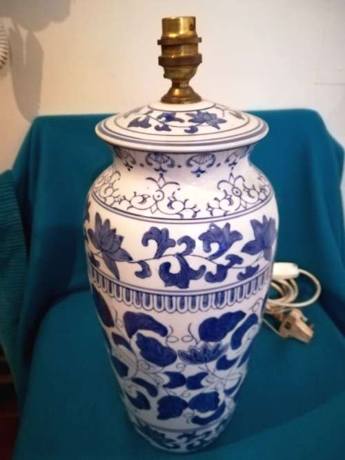 Blue and white Urn table lamp