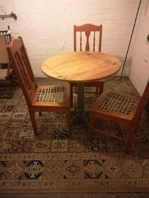 Table and 3x chairs
