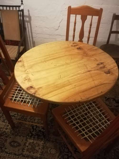 Table and 3x chairs