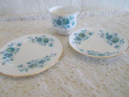 Stunning mint condition blue flower queen anne tea cup trio -- lot 2