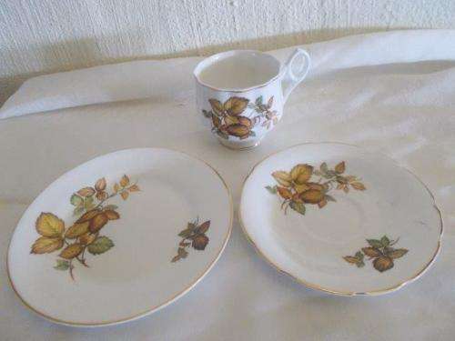 Lovely vintage bone china autumn leaves scene tea cup trio -- lot 1