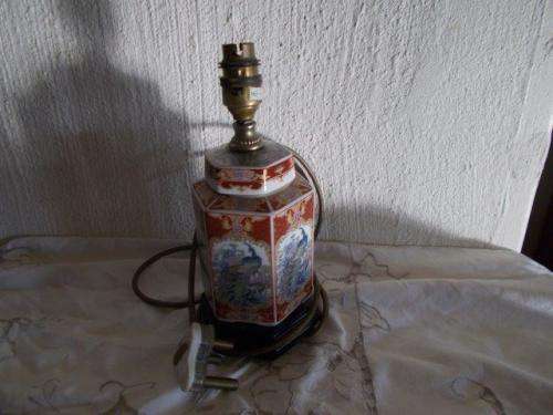 Lovely ceramic peacock oriental style bedside lamp in working order