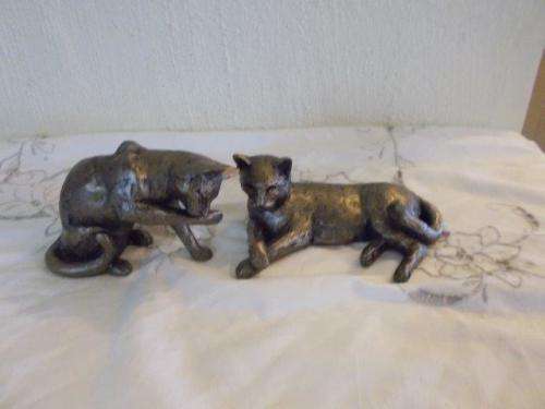A pair of lovely more modern sculpture of cats figurines