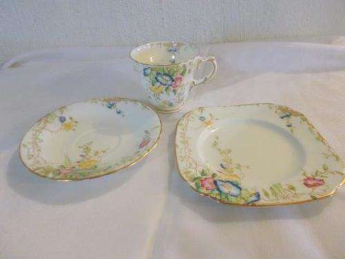 stunning floarl sutherland tea cup trio -- lot 3