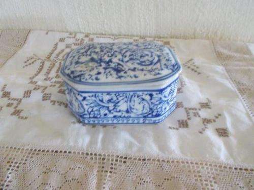 Stunning blue and white porcelain trinket box