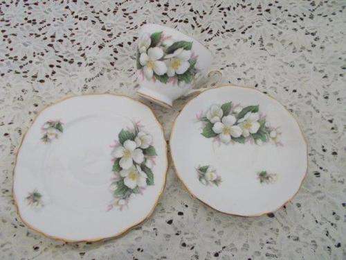 Stunning vintage royal crown pretty tea cup trio