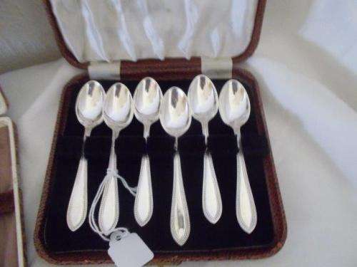 Nice plain set of six vintage sliver plated tea spoons