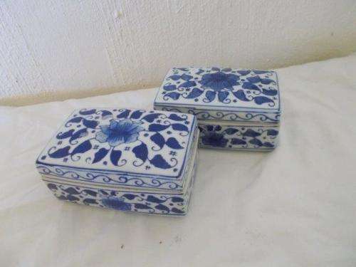 A pair of blue and white porcelain trinket boxes